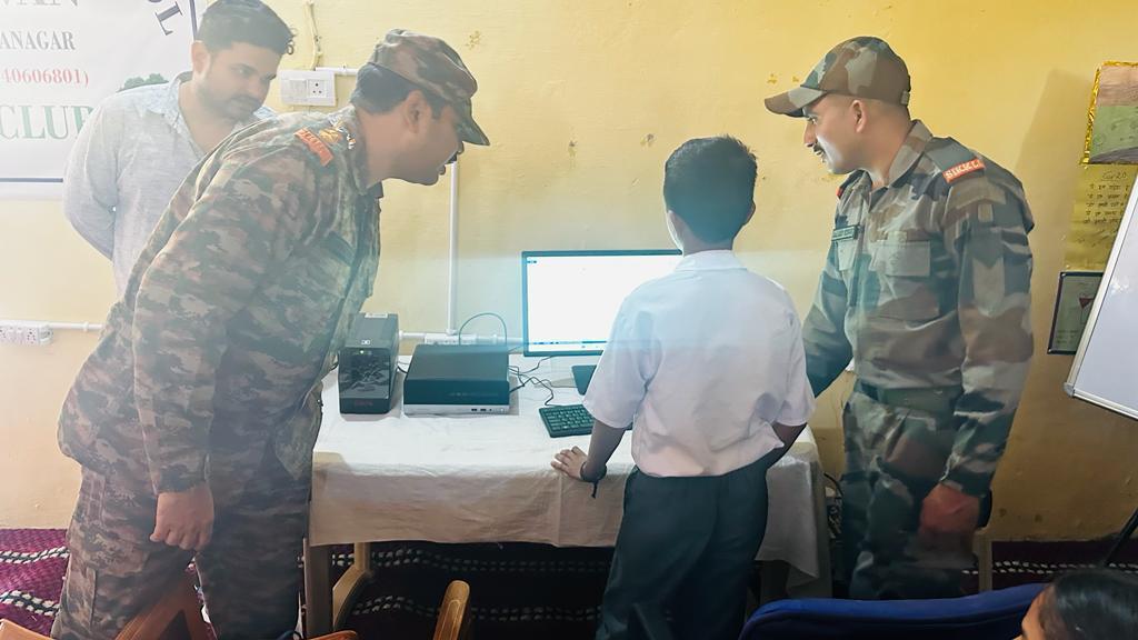 prodefencejammu's tweet image. #ComputerLiteracy

#RisingStarCorps distributed computers to Govt Middle Schools Bandore, Haripur Padal, Gadyal &amp;amp; Sapalwan in #Kathua (J&amp;amp;K) to empower students towards computer literacy. The residents &amp;amp; students appreciated the effort of #IndianArmy.

@SpokespersonMoD 
@adgpi