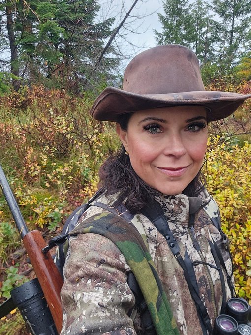 My outdoor look &amp; my late-night cabin look.  Which do you prefer? https://t.co/wiC4MVwcy2