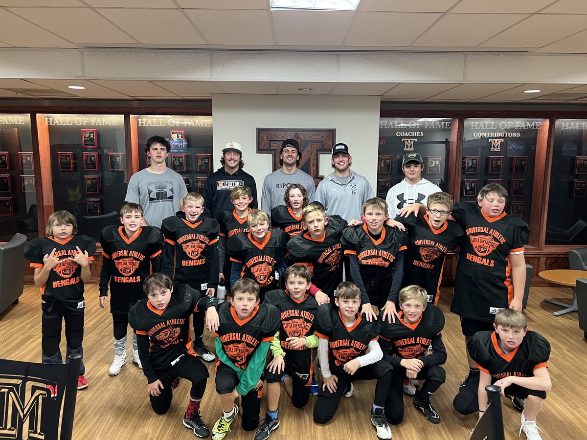 CoachKyleSamson's tweet photo. Great to have the 4th Grade Little Guy Bengals up at practice last night! They did a great Job and our players had a ton of fun with them!! Nothing better than seeing our guys with the young kids!
#Family
#FutureDiggs https://t.co/Lhk0lhO0h9