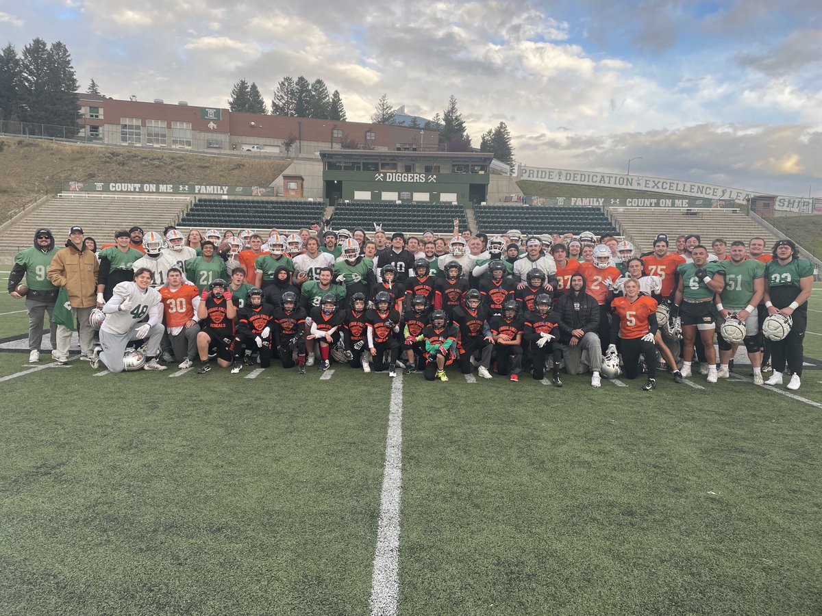 CoachKyleSamson's tweet photo. Great to have the 4th Grade Little Guy Bengals up at practice last night! They did a great Job and our players had a ton of fun with them!! Nothing better than seeing our guys with the young kids!
#Family
#FutureDiggs https://t.co/Lhk0lhO0h9