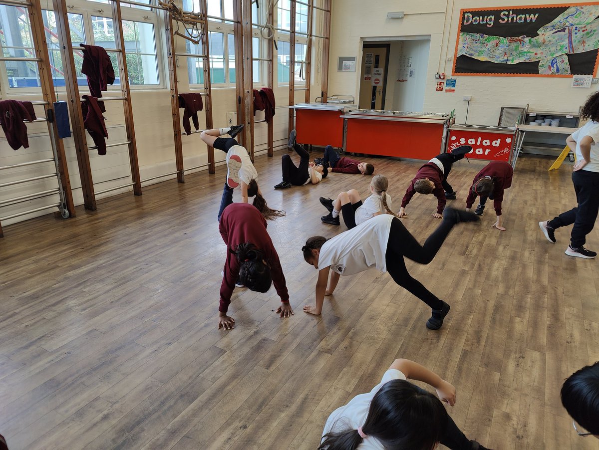 CFPSchool's tweet photo. Amber class have been practising their static balances on one leg #coremuscles #straightback #realPE https://t.co/8OlSSiHvKC