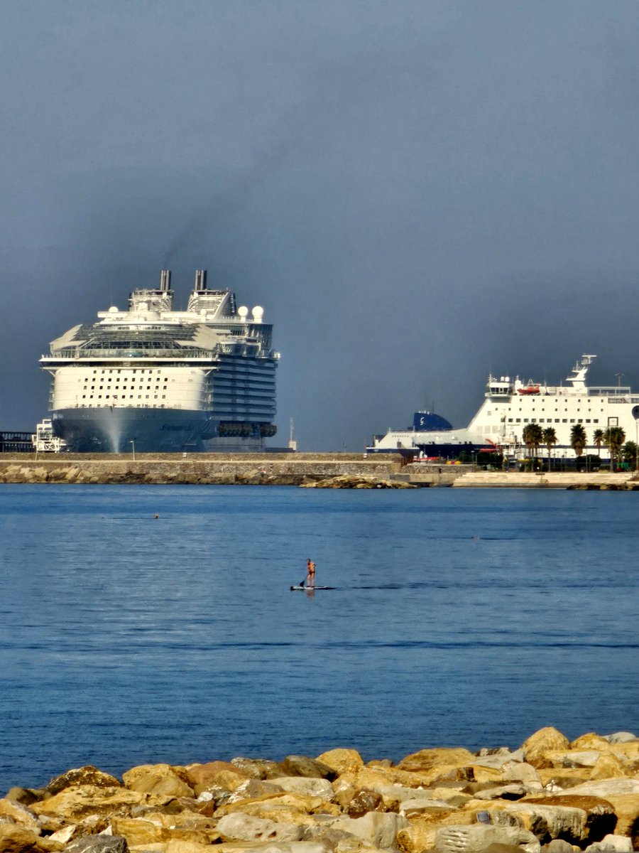 Zero_puppy's tweet photo. Time to set sail ( the left one ) Royal Caribean Symphony of the seas https://t.co/jKFWDWi5UW