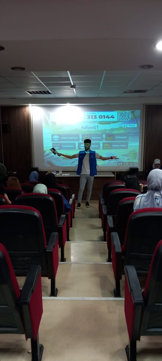 GSB_NazilliGM's tweet photo. Bilgi Yarışmalarımız devam ediyor.👍
 Nazilli Gençlik Merkezi olarak "KAHOOT" yarışmalarımızı Asımın Nesli ve Şehit Sümer Deniz İmam hatip liselerinde gerçekleştirdik. Kıyasıya heyecana sahne olan yarışmalarımızda kazanan gençlerimizi kutlarız. https://t.co/YYTHrlW14S