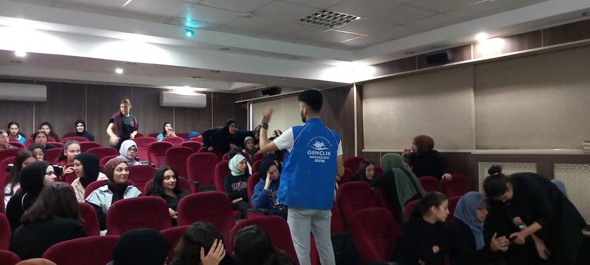 GSB_NazilliGM's tweet photo. Bilgi Yarışmalarımız devam ediyor.👍
 Nazilli Gençlik Merkezi olarak "KAHOOT" yarışmalarımızı Asımın Nesli ve Şehit Sümer Deniz İmam hatip liselerinde gerçekleştirdik. Kıyasıya heyecana sahne olan yarışmalarımızda kazanan gençlerimizi kutlarız. https://t.co/YYTHrlW14S