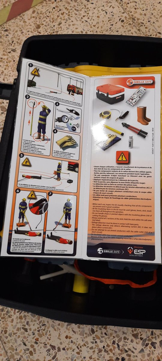 sieteporsiete49's tweet photo. Visitamos la central eléctrica para que nuestros compañeros eléctricos nos den pautas ante una posible intervención con víctima afectada por tensión. Probamos nuestro kit de emergencia y su material.
Arff Bilbao https://t.co/X2WCX3oETr