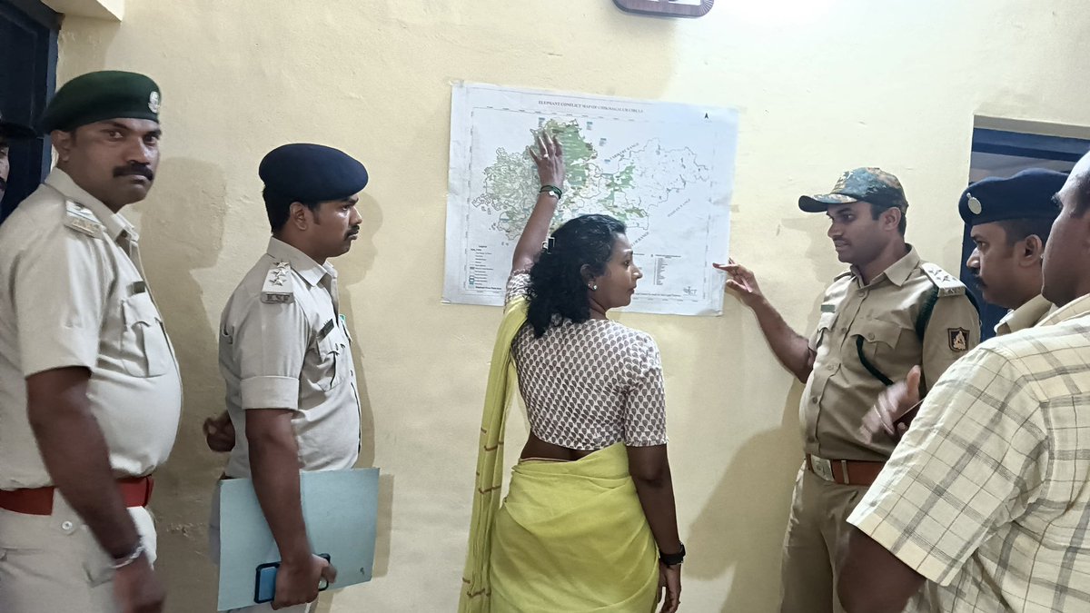 NayanaJhawar's tweet photo. ಆನೆಗಳ ಕಾರ್ಯಪಡೆ ಸಭೆ ನಡೆಸಿ, ಹೊರಗುತ್ತಿಗೆ ಆಧಾರದ ಮೇಲೆ ಕಾರ್ಯ ನಿರ್ವಹಿಸುತ್ತಿರುವ ಸಿಬ್ಬಂದಿಯ ಸಮಸ್ಯೆಗಳನ್ನು ಆಲಿಸಿ, ಚರ್ಚಿಸಲಾಯಿತು. ಅಲ್ಲದೇ, ಇದೇ ವೇಳೆ, ಅಲ್ಲಿನ ವ್ಯವಸ್ಥೆಯನ್ನು ಪರಿಶೀಲಿಸಿದೆ.
#mlanayanamotamma #Chikkamagalur #mudigere #elephant #elephanttaskforce https://t.co/Ft657skXNc