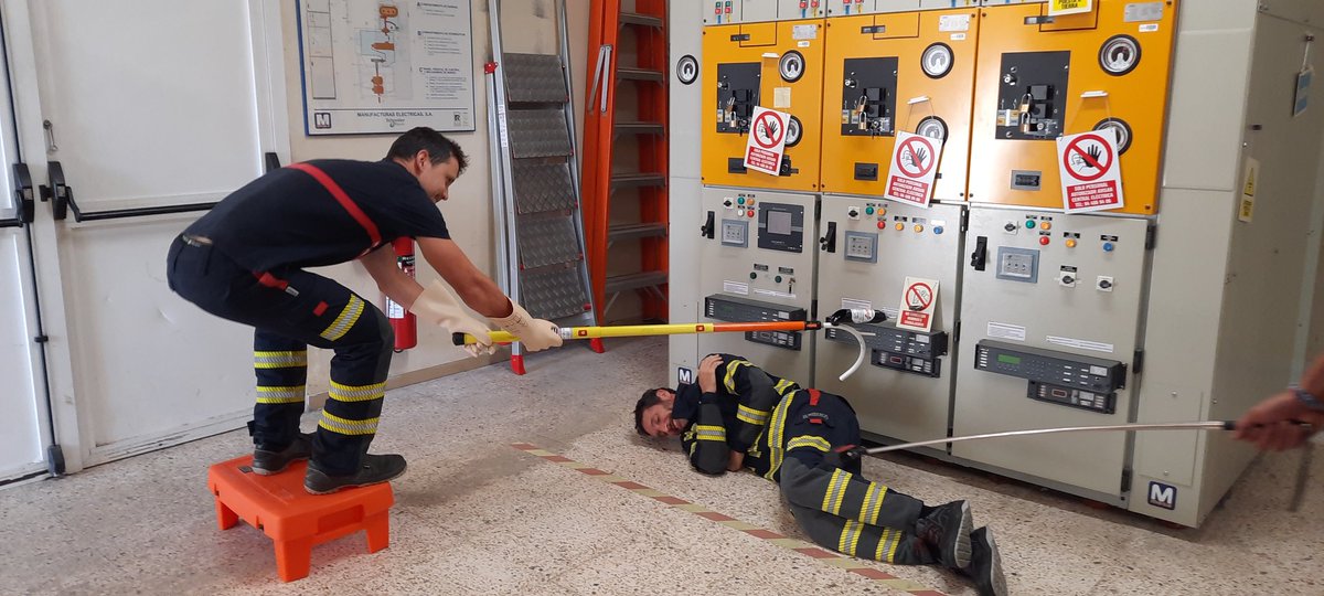 sieteporsiete49's tweet photo. Visitamos la central eléctrica para que nuestros compañeros eléctricos nos den pautas ante una posible intervención con víctima afectada por tensión. Probamos nuestro kit de emergencia y su material.
Arff Bilbao https://t.co/X2WCX3oETr