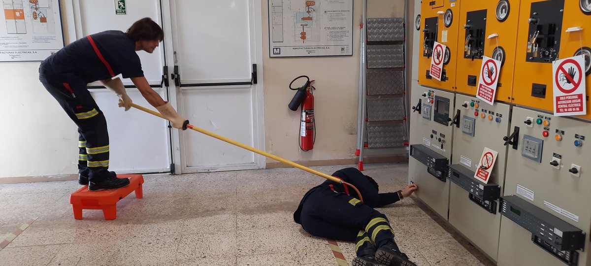 sieteporsiete49's tweet photo. Visitamos la central eléctrica para que nuestros compañeros eléctricos nos den pautas ante una posible intervención con víctima afectada por tensión. Probamos nuestro kit de emergencia y su material.
Arff Bilbao https://t.co/X2WCX3oETr