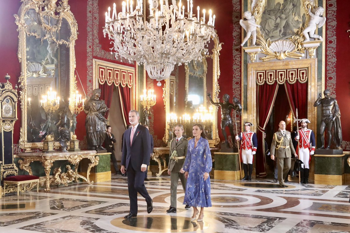 Los Reyes y la Princesa de Asturias ofrecen, en el Palacio Real de Madrid, la tradicional recepción conmemorativa del #DíadelaFiestaNacional.

➡️ casareal.es/ES/Actividades…