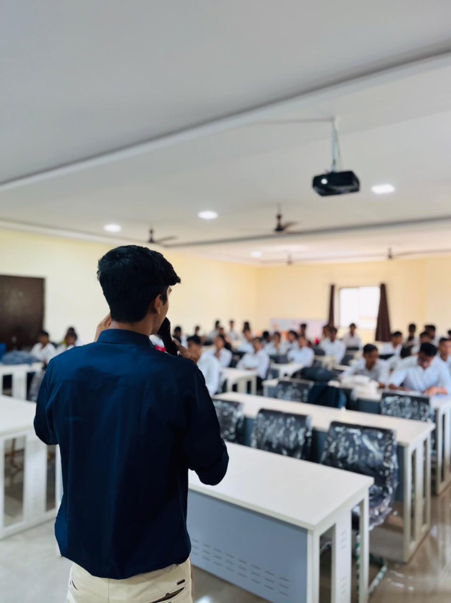 cesa_csmit_'s tweet image. Exploring the Digital Universe: Join the  journey through the world of computer software and hardware, courtesy of Atharva Patil, BE student! 🚀 #TechSeminar #ComputerScience&quot;