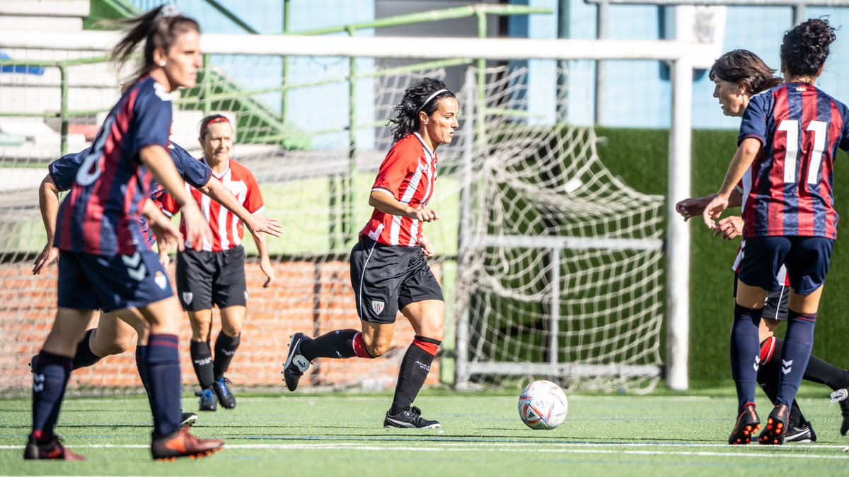 AthleticClubFem's tweet photo. 👏 Sekulako giroa gaur Basaurin gure beteranoek jokatutako neurketan. 

Nuestras veteranas se han impuesto a la @SDEibar en el encuentro solidario disputado hoy en Soloarte. 

#AthleticClubFem 🦁 https://t.co/VGXgpkdtrL