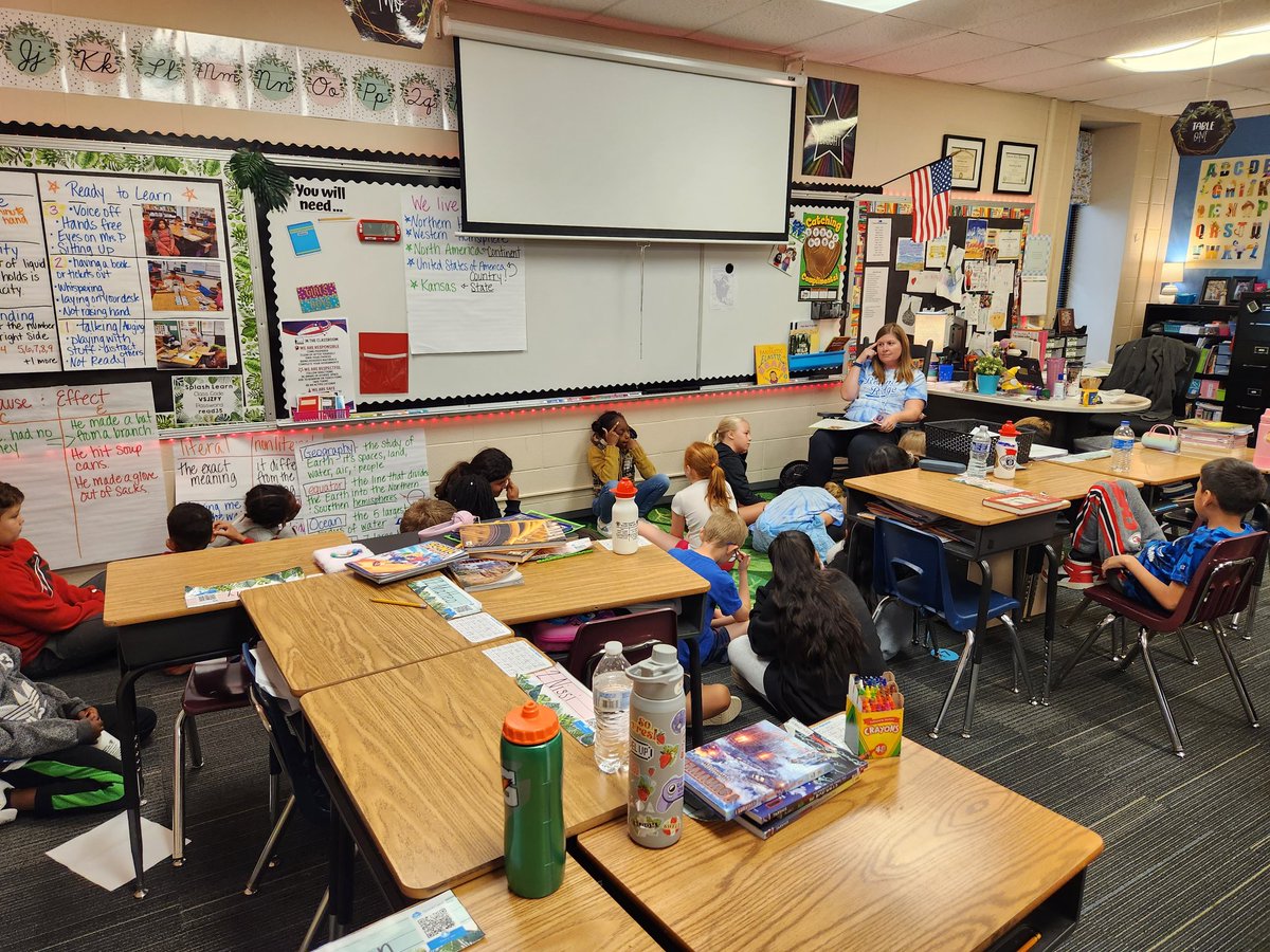 DrJillSmith's tweet image. SLT gets to start at Rolling Ridge!  Today is their big Fun Run, so big day!  Visited Mrs. Phillips classroom. If you tried a new vegetable, how would you feel?  Adults everywhere helping!  Then 2nd grade phonics! #opsforwardtogether, @olatheschools, @RocketsRR