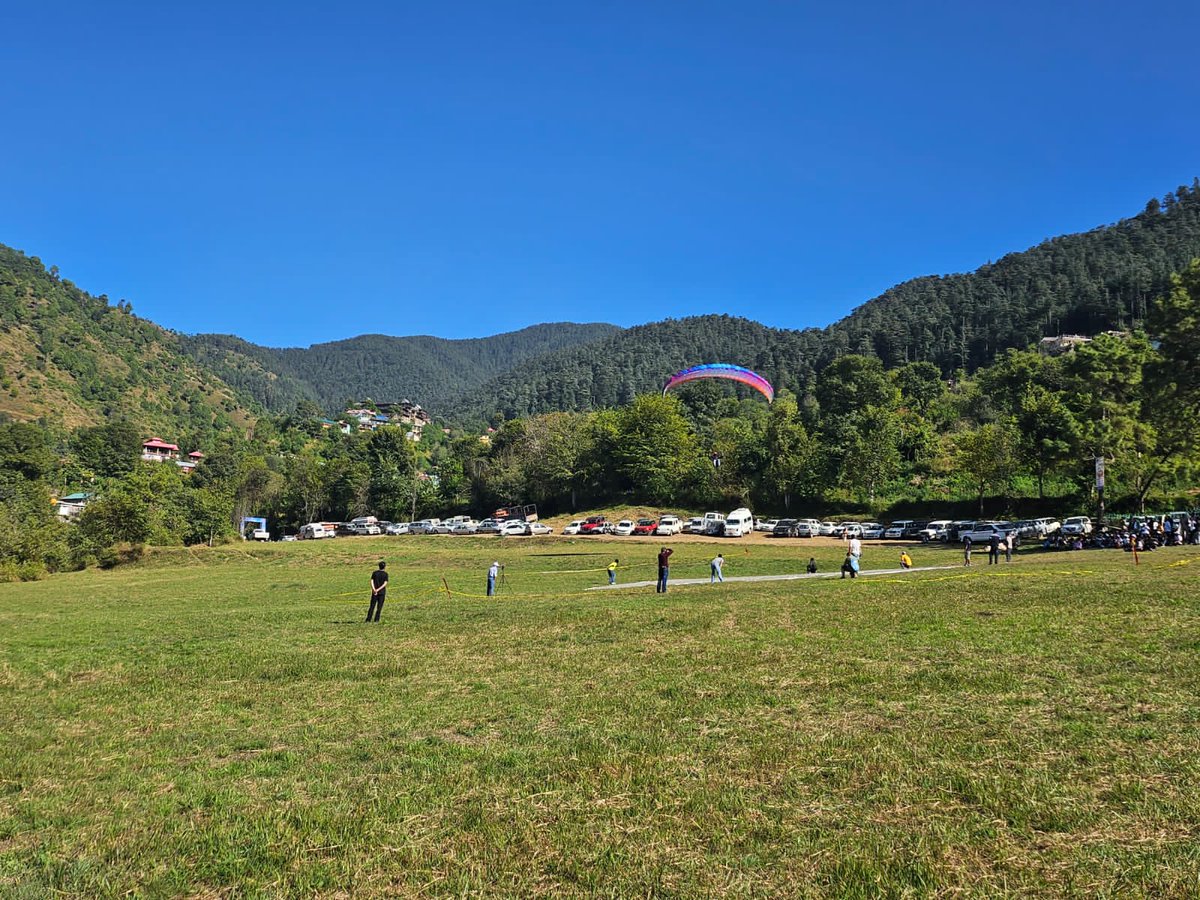 AdityaNegiHP's tweet photo. 3-day #Shimla Flying Festival begins in #Junga today. 

#tourism
#paragliding
@IASassociation https://t.co/3EWU6tA5vl