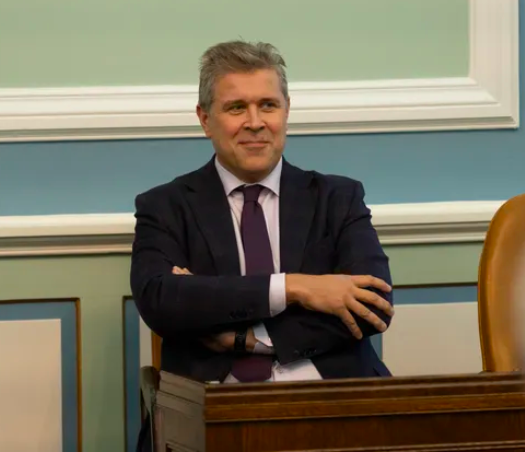 Þetta er nákvæmlega svipurinn á mér þegar ég horfi á litlu bræður mína opna pakkana frá mér á jólunum