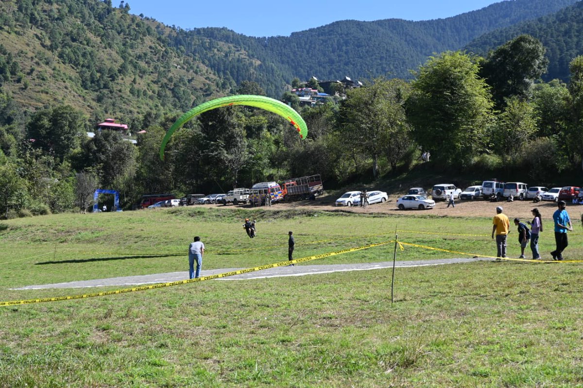 AdityaNegiHP's tweet photo. 3-day #Shimla Flying Festival begins in #Junga today. 

#tourism
#paragliding
@IASassociation https://t.co/3EWU6tA5vl