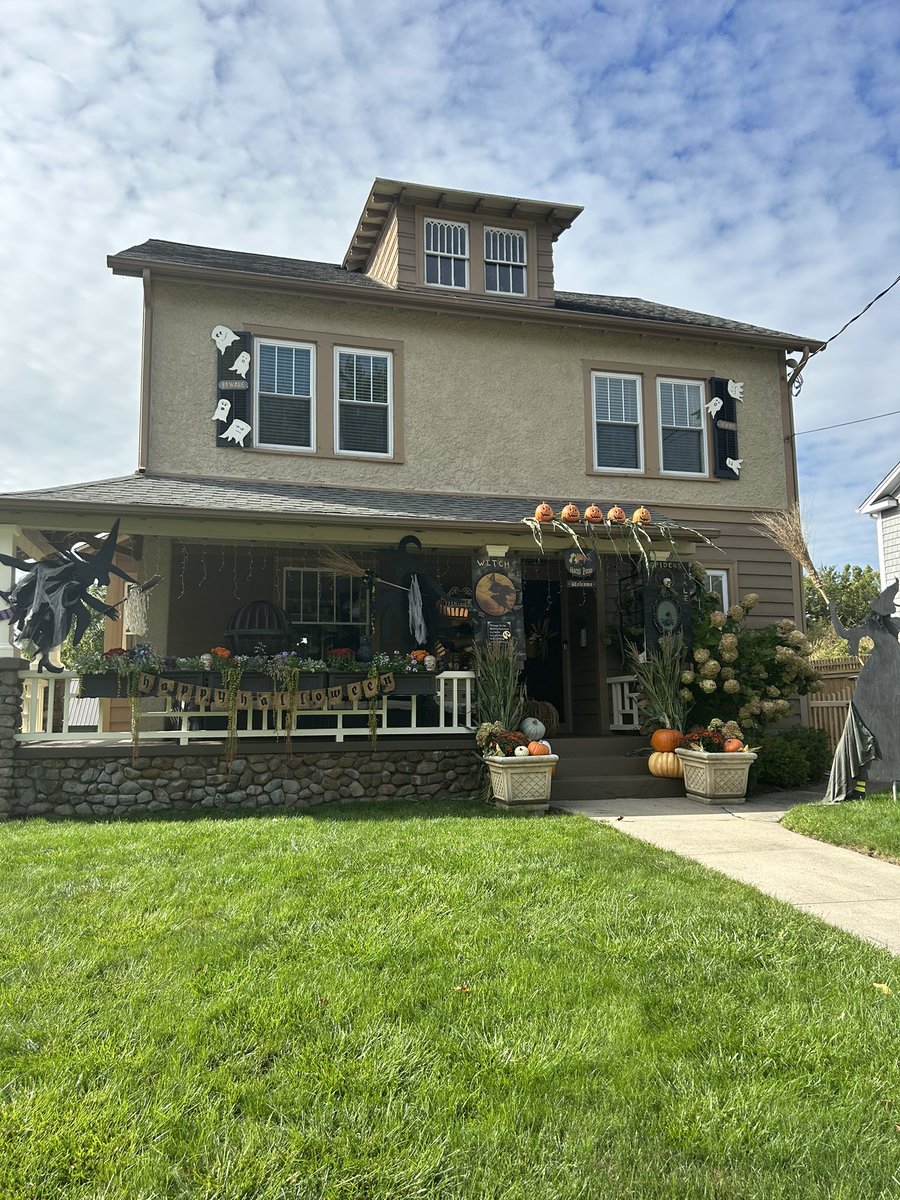 ChrisMurphyCT's tweet photo. I don’t normally do my Walk Across Connecticut in October, so this time it was fun to see all the fantastic Halloween decorations. People go all out! #WalkCT https://t.co/Oy012fl7M8