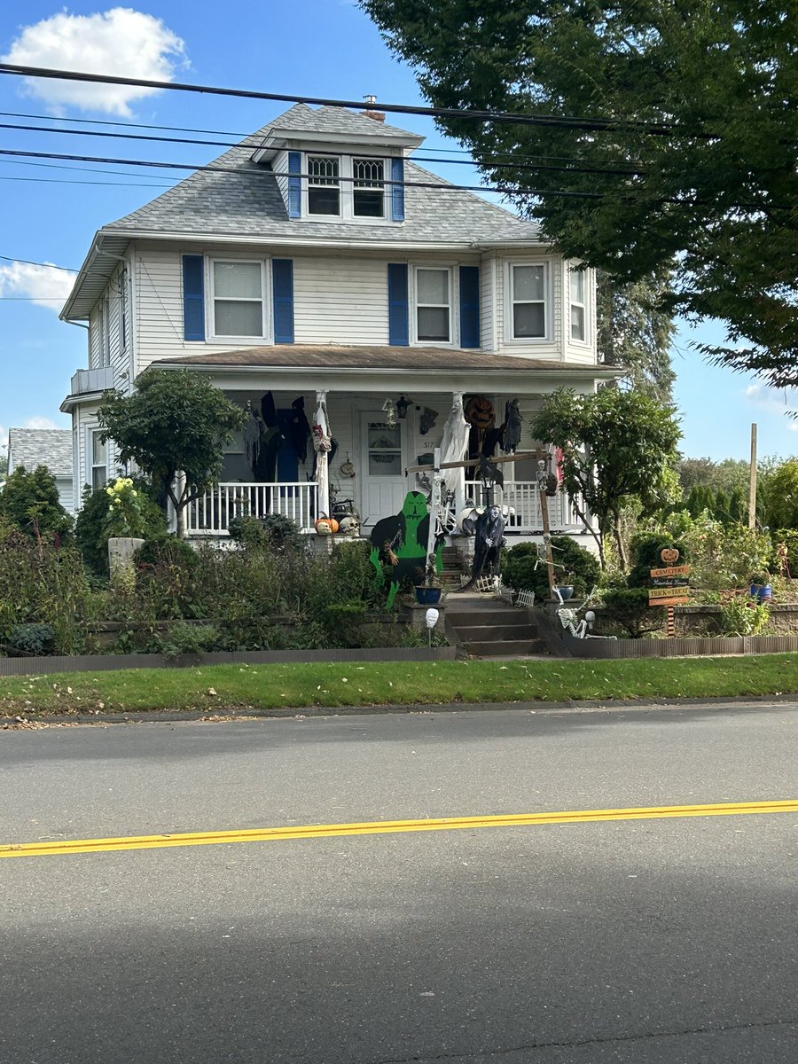 ChrisMurphyCT's tweet photo. I don’t normally do my Walk Across Connecticut in October, so this time it was fun to see all the fantastic Halloween decorations. People go all out! #WalkCT https://t.co/Oy012fl7M8