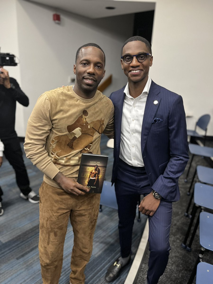 A great conversation last night with @RichPaul4 and some fantastic Cleveland residents @TriCedu. It’s inspiring to hear Rich’s story, going from a kid in Glenville to where he is today. Rich’s new book “Lucky Me” from @roclit101 is a must-read for any Clevelander with big dreams.