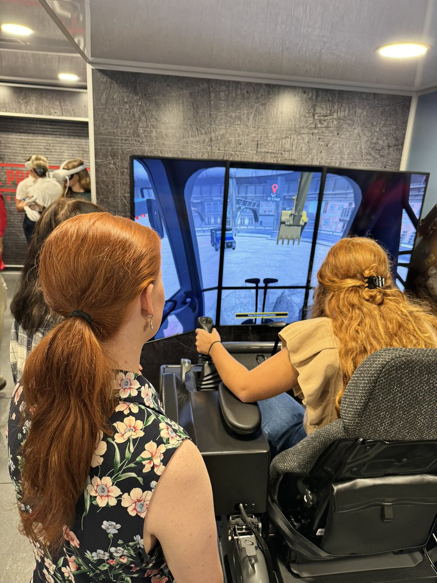 SumnerCountyCTE's tweet photo. We have 20 students here today helping to kickoff the event. The mobile workshop will come back in November for four days and we will have more than 900 students participate. #SumnerCTE https://t.co/3DtT3KvZfE