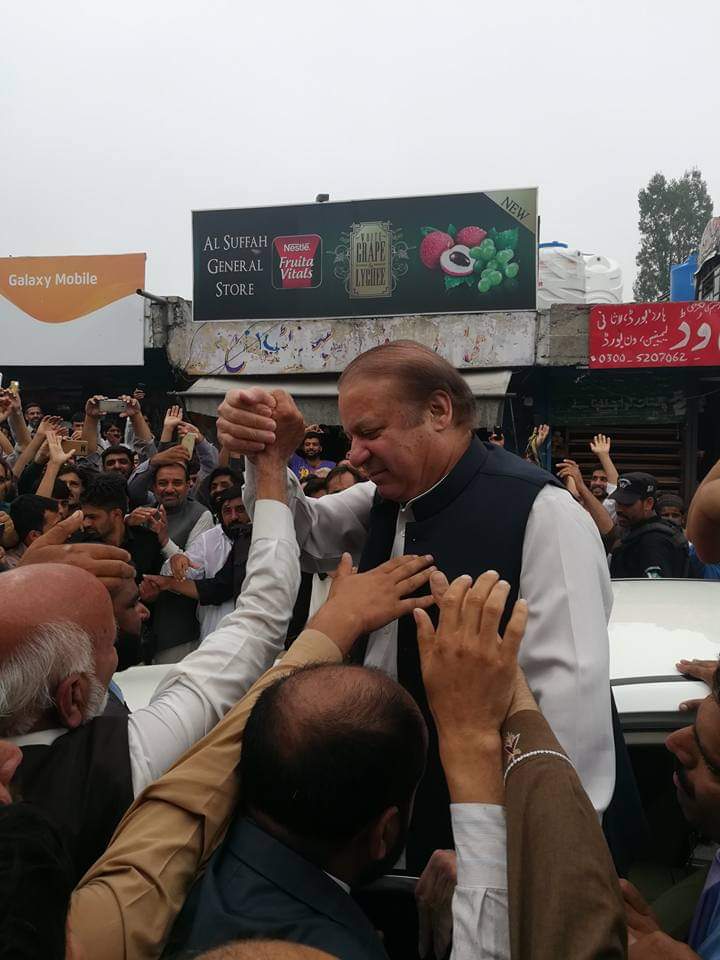 پہلا اکاؤنٹ <a href="/inamabbasi11/">Inam Abbasi</a> کے سسپنڈ ہونے پے سب سے بڑا افسوس اس بات کا ہوا کہ <a href="/MaryamNSharif/">Maryam Nawaz Sharif</a> اُس اکاؤنٹ کو فالو کرتی تھیں۔
مریم بی بی نے تب فالو کیا تھا جب میں نے مری باڑیاں کے مقام پر یہ تصویر بنائی تھی اور پھر مسلم لیگ ن کے آفیشل پیج نے یہ تصویر پروموٹ کی تھی۔