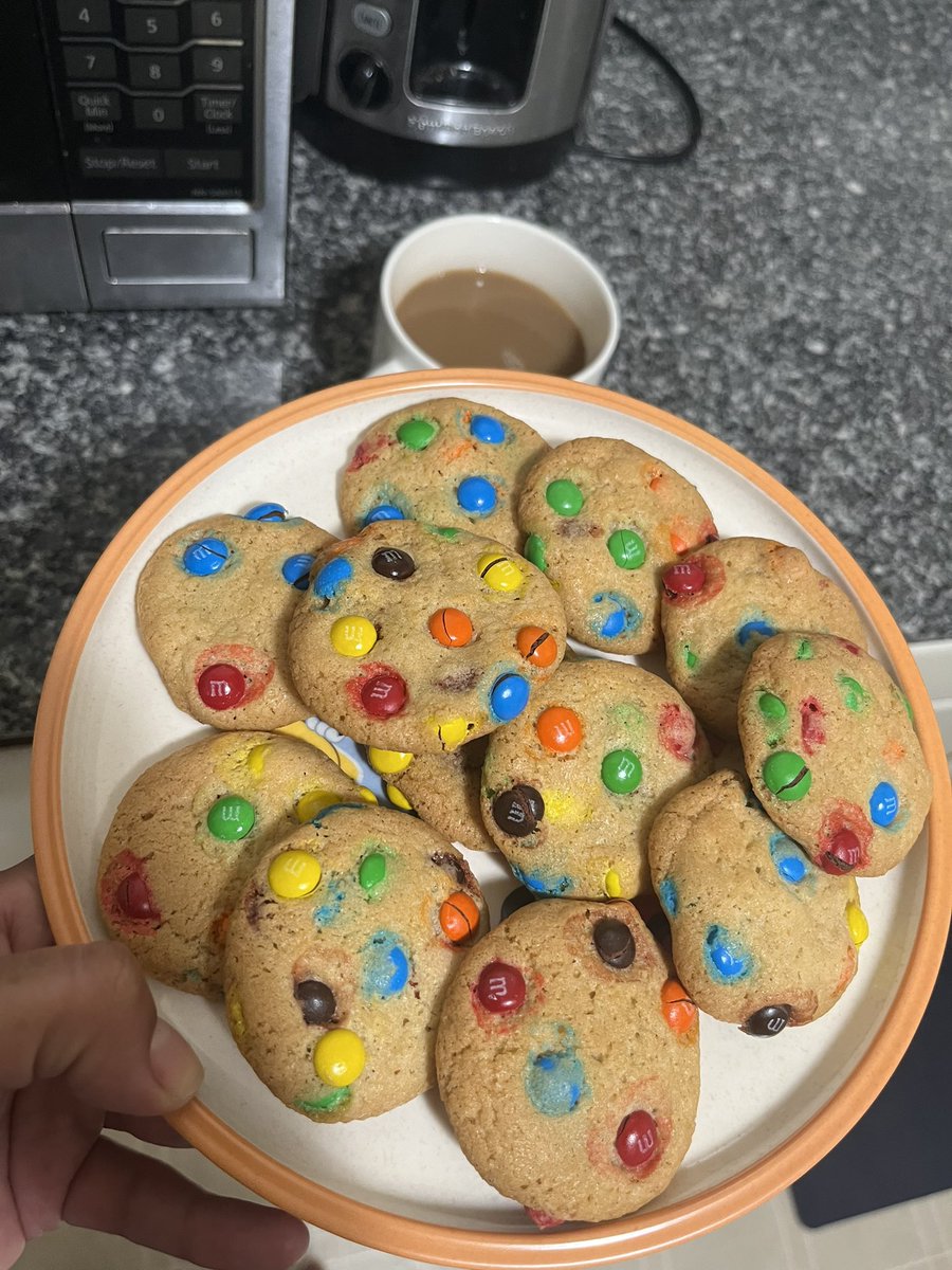 pmariasilver's tweet photo. Baking cookies at 5am for my kids… that makes me happy. ♥️ https://t.co/KRzTsm781R