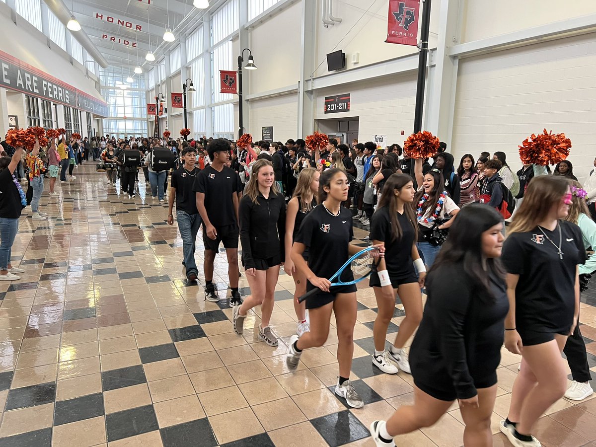 StevenGreek1's tweet photo. @JacketNationFHS Tennis &amp; Cross Country doing great things!  Thank you band and cheer for bringing spirit to our campus and community!  Go Jackets! https://t.co/5br0K1Gfrs