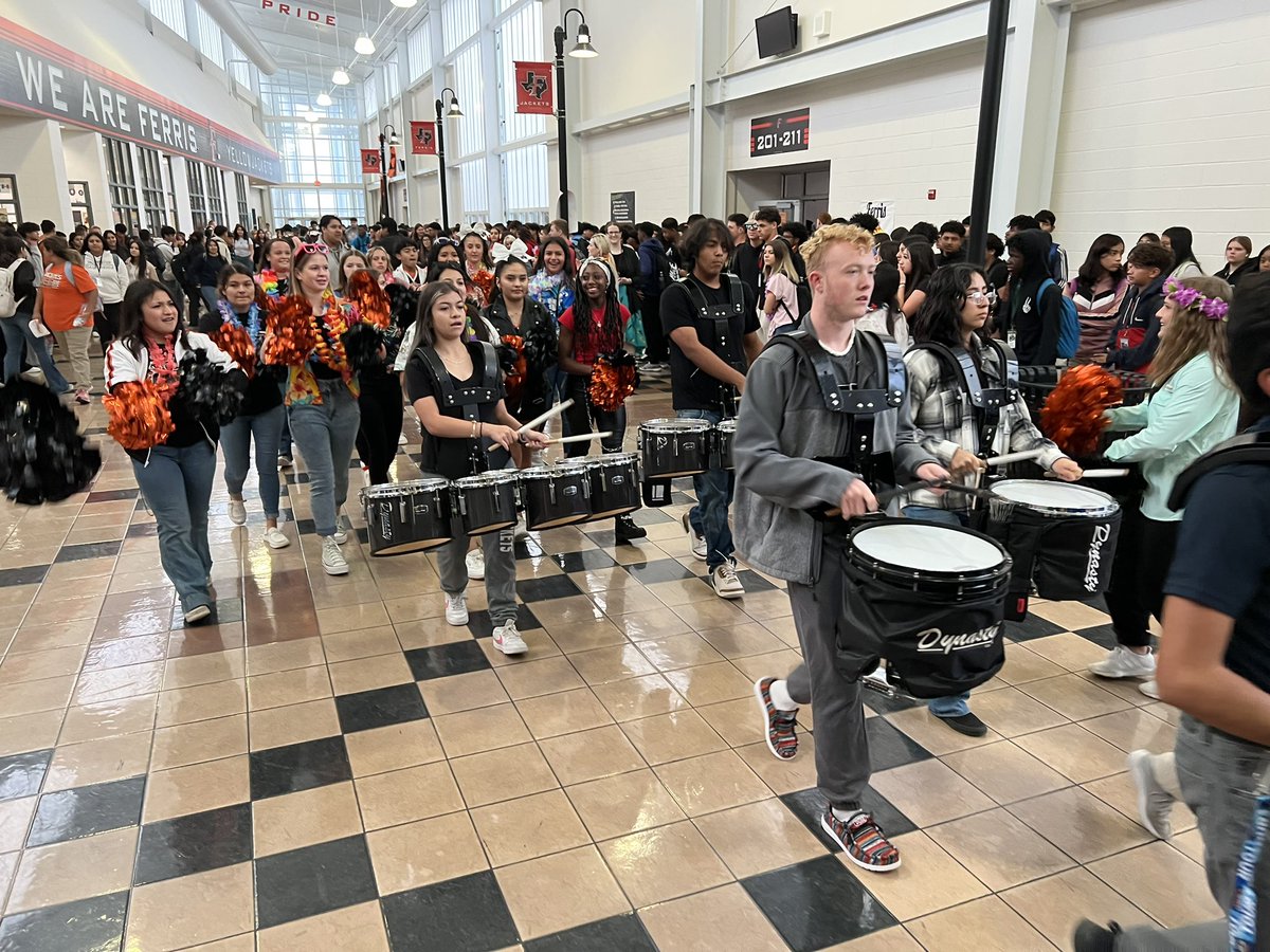 StevenGreek1's tweet photo. @JacketNationFHS Tennis &amp; Cross Country doing great things!  Thank you band and cheer for bringing spirit to our campus and community!  Go Jackets! https://t.co/5br0K1Gfrs