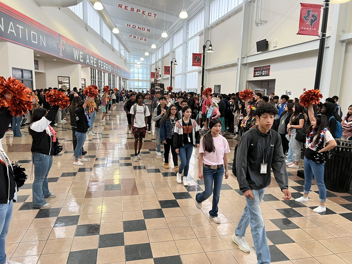 StevenGreek1's tweet photo. @JacketNationFHS Tennis &amp; Cross Country doing great things!  Thank you band and cheer for bringing spirit to our campus and community!  Go Jackets! https://t.co/5br0K1Gfrs