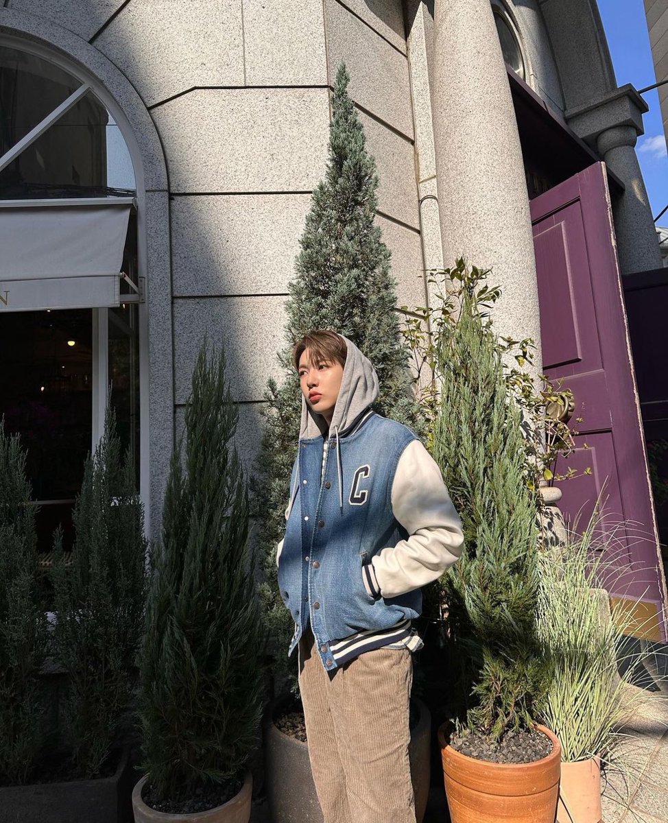 Dream127WayU's tweet photo. Why are boys at my uni not looking good as him https://t.co/ae4vLBWTfC