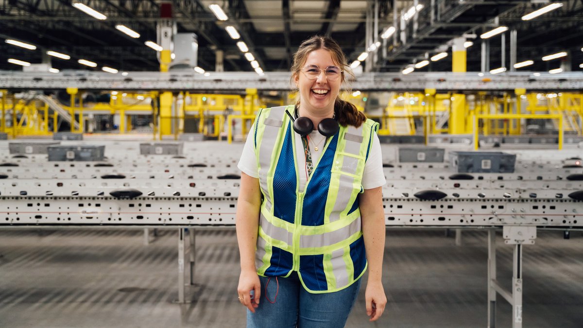 amazonnews's tweet photo. That package that just arrived at your door is the product of a pretty awesome team and process, and our tours team is ready to give you a behind the scenes look! (Yes, we offer FREE tours at our fulfillment centers!!) 📦 Learn all about it. ⬇️ https://t.co/wPG5y9UY7z