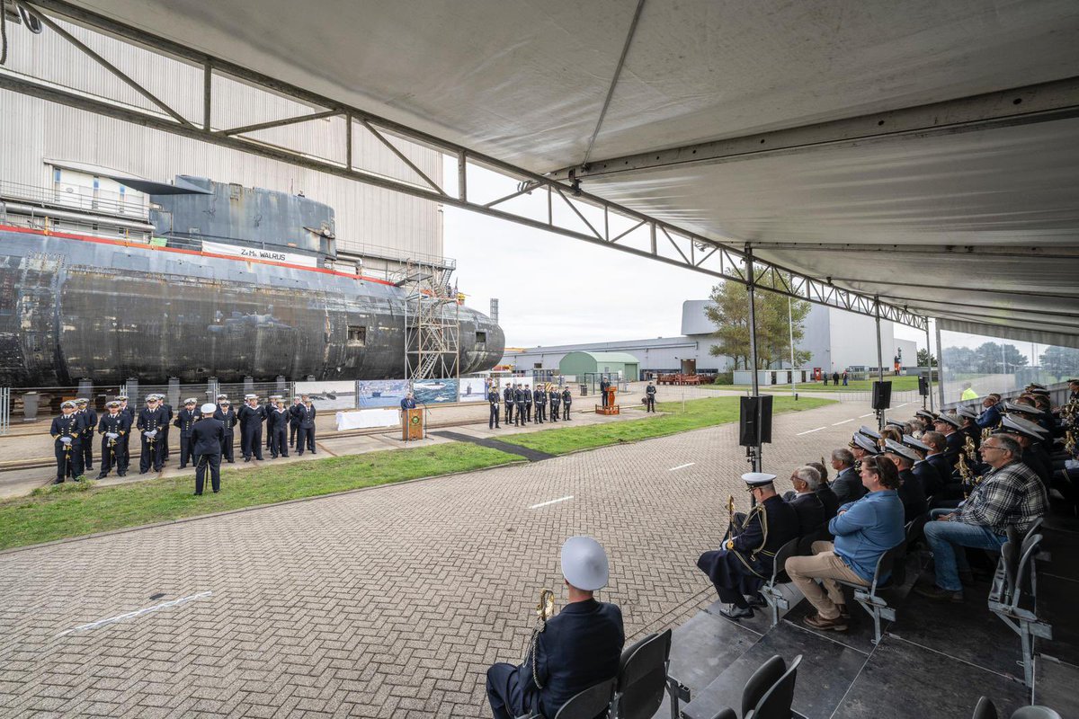 kon_marine's tweet photo. Na 31 operationele jaren is https://t.co/JJ5CCX4i1D. Walrus uit dienst gesteld. De ceremonie betekent zowel het eind van een tijdperk als het begin van een nieuw hoofdstuk, de verwerving van 4 nieuwe onderzeeboten 👉  https://t.co/KnPXjUTPIl https://t.co/rXrcp3y4Uq