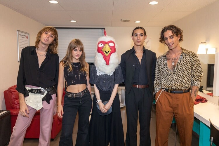 VOtakus's tweet photo. Damiano David, vocalista da banda Maneskin é um grande fã de animes
Na sua turne pelo japão eles se encontraram com a autora de Beastars além deles possuírem um clipe no Youtube da música Timezone, todo feito por imagens da obra. E mais recentemente ele tatuou Shingeki no Kyojin. https://t.co/l5LZJLcLAc