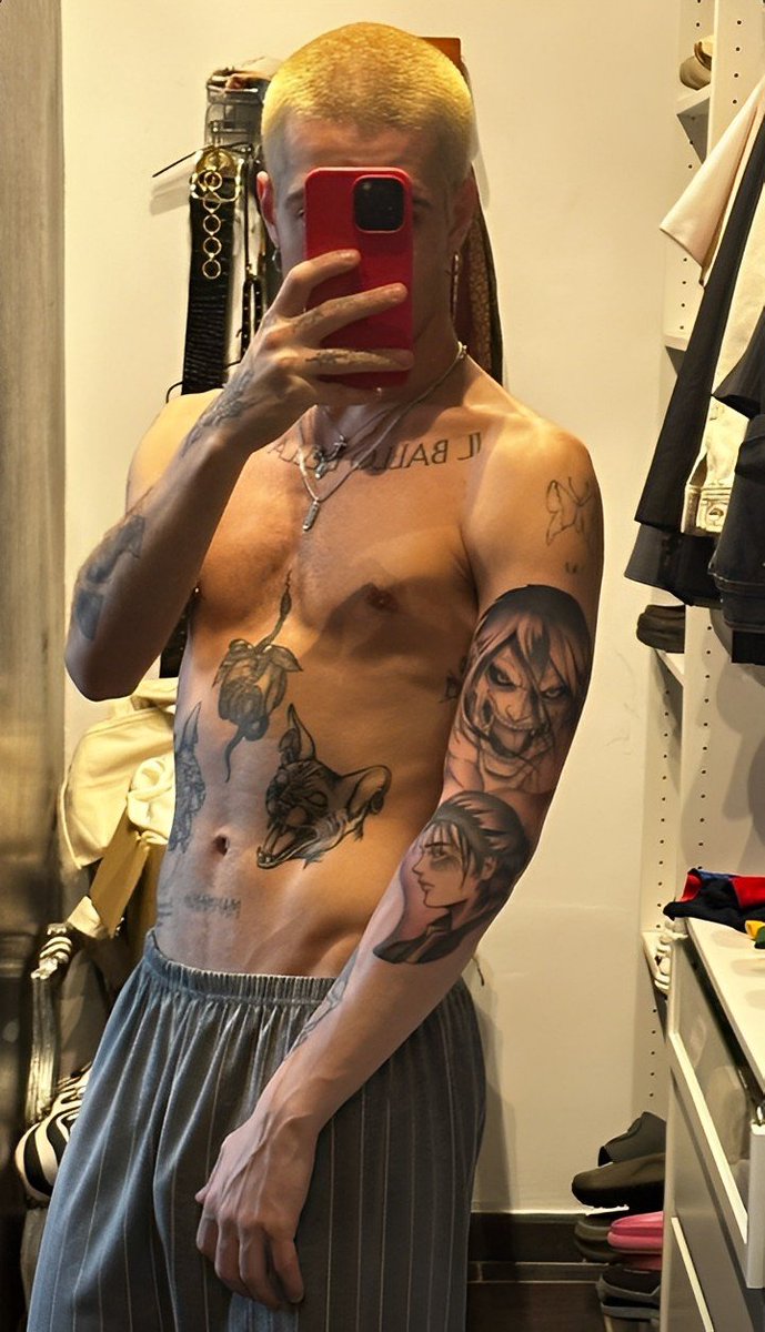VOtakus's tweet photo. Damiano David, vocalista da banda Maneskin é um grande fã de animes
Na sua turne pelo japão eles se encontraram com a autora de Beastars além deles possuírem um clipe no Youtube da música Timezone, todo feito por imagens da obra. E mais recentemente ele tatuou Shingeki no Kyojin. https://t.co/l5LZJLcLAc