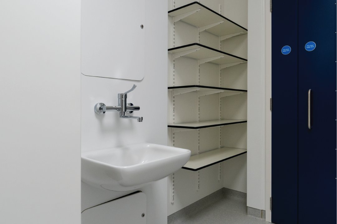 T_BContractors's tweet photo. We recently handed over this immaculate design &amp; build refurbishment of existing office space to new biophysics labs at Kings College London. 

What an amazing space to learn and develop in! https://t.co/HlcWKciFaE