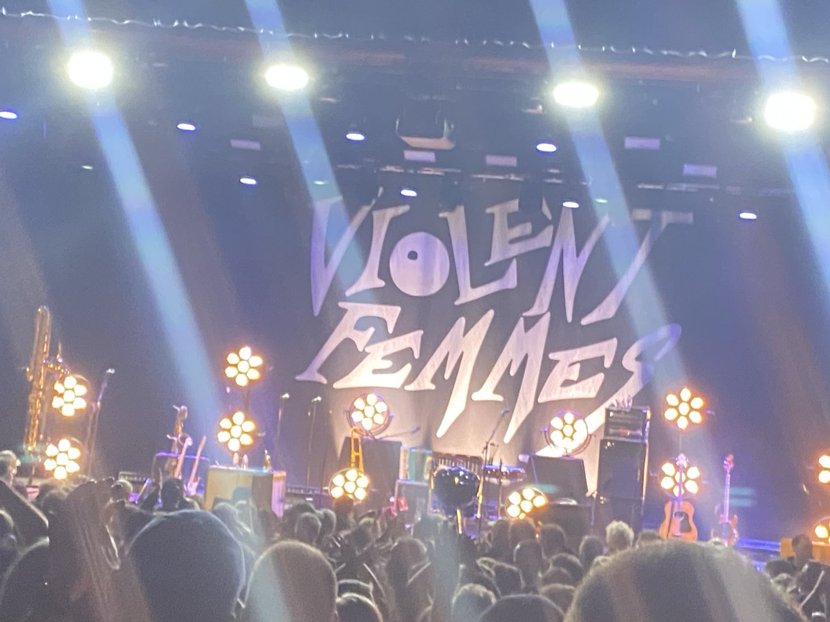 ElOriginalDiego's tweet photo. Waited until the show was over to pull out my phone. There’s a lesson in here people. Great show btw https://t.co/kK0okIFeDJ