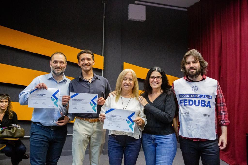 feduba's tweet photo. Desde FEDUBA celebramos la posibilidad de facilitarles a lxs docentes universitarixs instancias de formación como el #PADOC que brindan herramientas pedagógicas para mejorar las prácticas de enseñanza en la Universidad
Felicitamos a lxs estudiantes que se han graduado https://t.co/u5A7mE77hW
