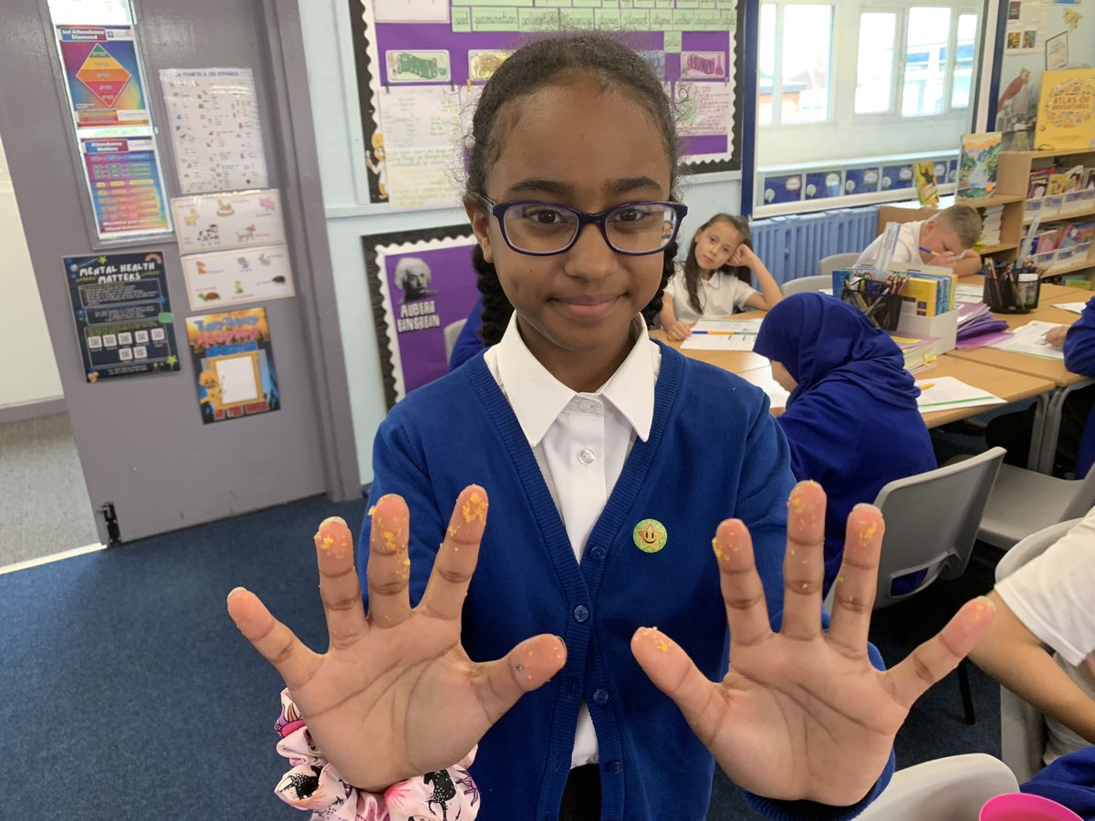 LFP_MrsC's tweet photo. #LFP5SC have been finding out how bees pick up pollen from flowers. Cheesy puffs make great anthers covered in pollen. Our fingers are the bee legs! @Lea_Forest_HT @lea_forest_aet @rootstofruit202 @BirminghamEdu https://t.co/Mzd9FZJhKU