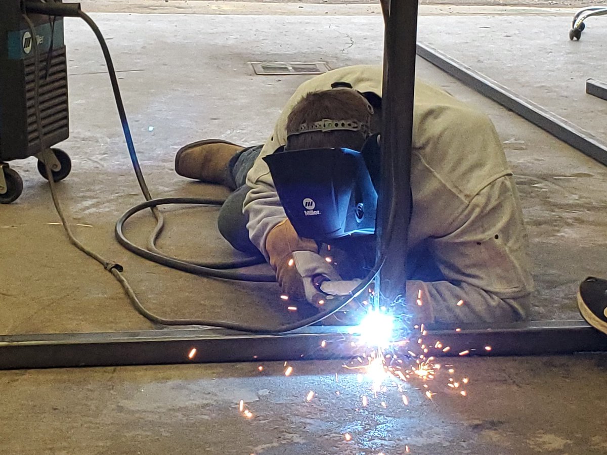 LukertLovesAg's tweet photo. Junior Kodyn Moylan welding up a project this morning. @SMJSHSBearsKS https://t.co/yvvNiplR1n