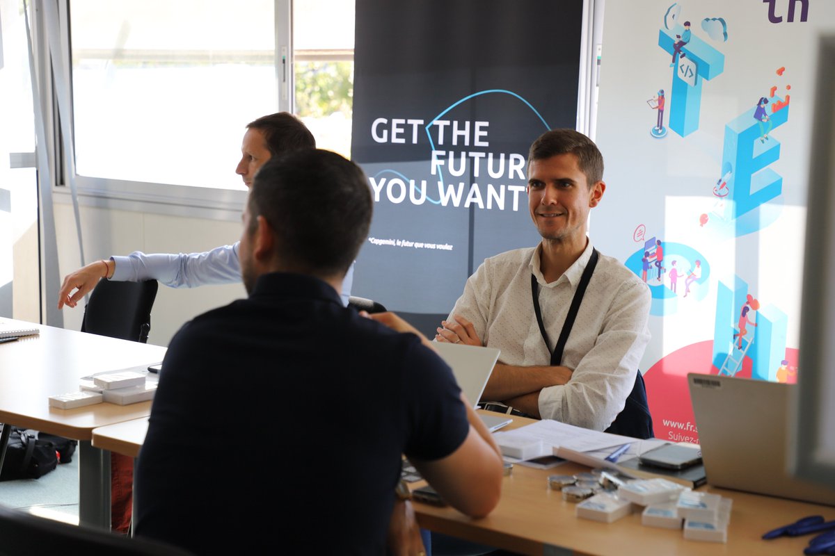 🤝Merci aux entreprises pour leur présence aujourd'hui !

🔵Une occasion supplémentaire pour les élèves ingénieurs de parler d'insertion professionnelle.