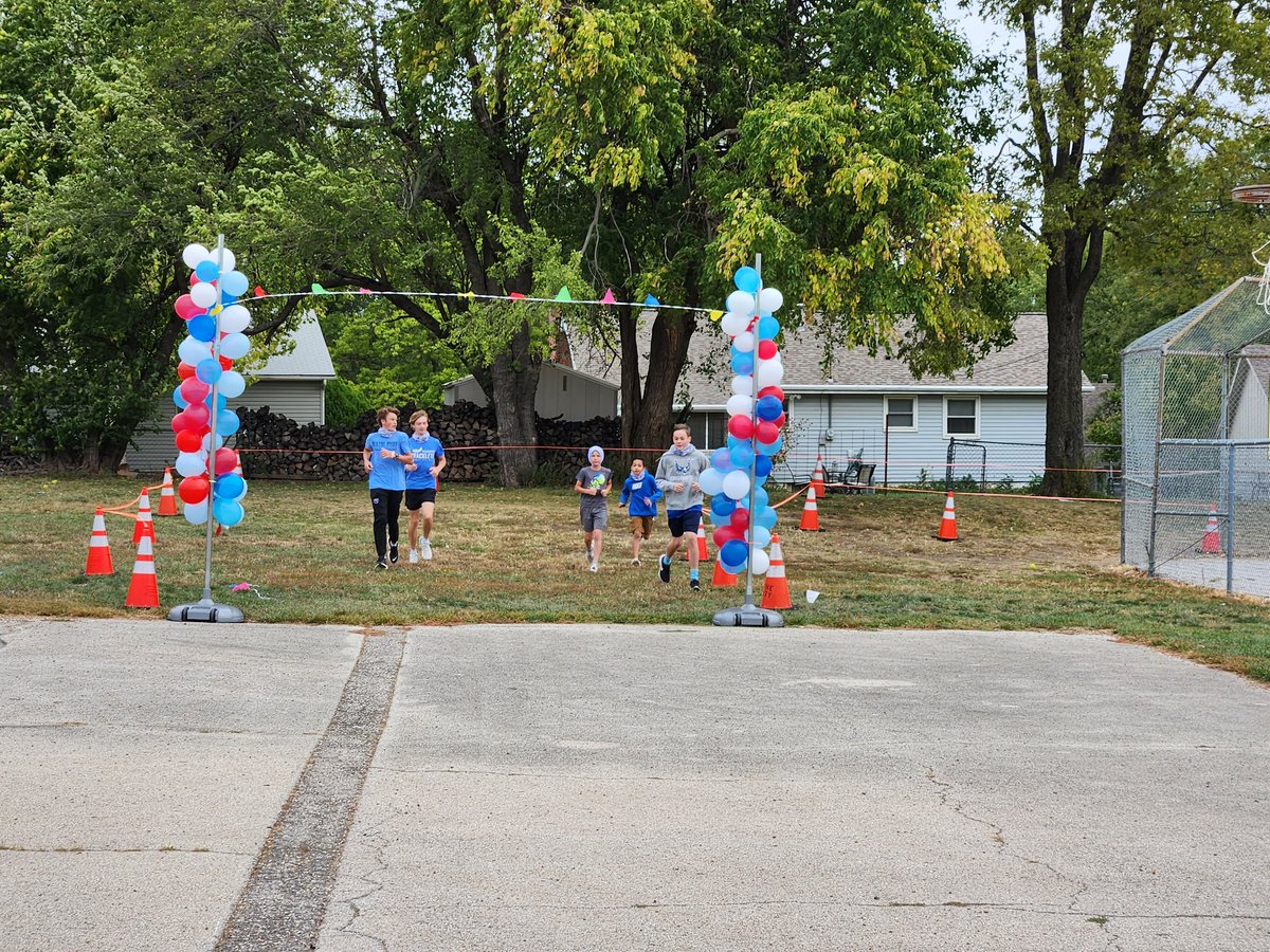 Rolling Ridge Fun Run!!  5th graders start &amp; West High Schoolers are helping! #opsforwardtogether, <a href="/OlatheWestOwls/">Olathe West High</a>, <a href="/olatheschools/">Olathe Public Schools</a>, <a href="/RocketsRR/">Rolling Ridge Elementary</a>