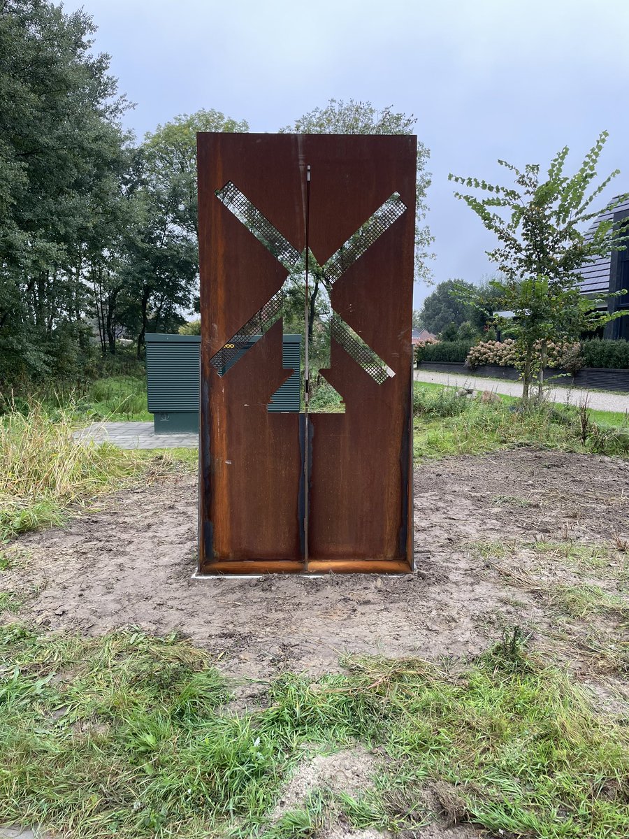 Weer een van de ornamenten geplaatst. “De Luttermöl”. Uit Corten staal gemaakt. Vroeger stond ongeveer op deze plek de echte molen in #delutte.