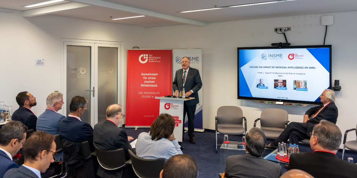 MittelstandBVMW's tweet photo. Christoph Ahlhaus ist neuer Vizepräsident von @INSME_!
Als neues Mitglied im Präsidium der Weltorganisation für #KMU trägt der #BVMW-Vorsitzende dazu bei, die Bedeutung von KMU auf internationaler Bühne zu stärken.
Dafür setzt sich #INSME ein 👉 https://t.co/VXzZRVoAxh https://t.co/Pip12GN3wC