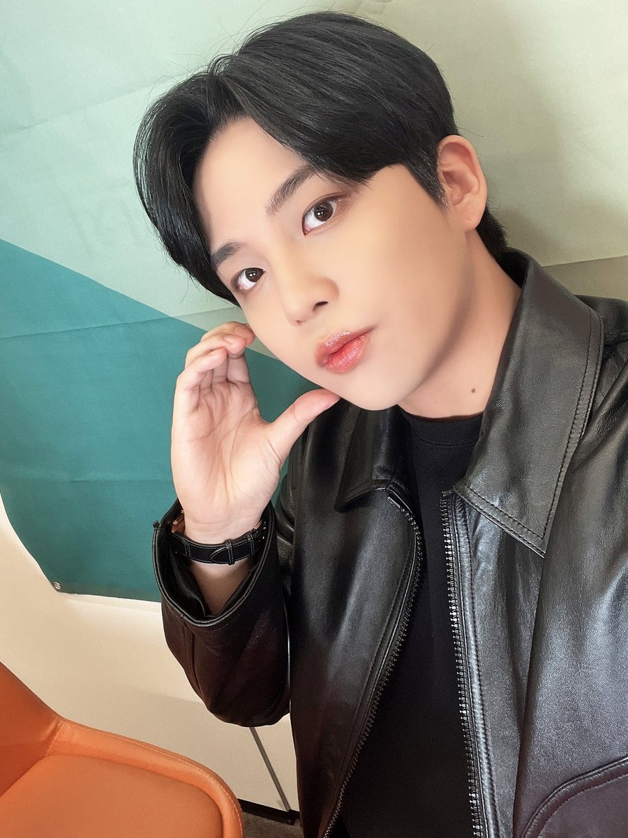 ATEEZofficial's tweet photo. [📷] 🎊종호의 생일잔치에 초대합니다🎊 YouTube LIVE Behind Photo
⠀
무엇보다 에이티니와 함께하는 순간이
가장 행복한 우리 막내 명창 곰돌이🐻🤎
종호의 생일을 진심으로 축하해줘서 고마워요🥳✨⠀
⠀
#ATEEZ #에이티즈 #JONGHO #종호 https://t.co/vsD9H9N8qj