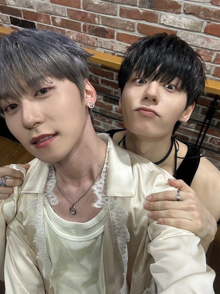 official_ONEUS's tweet photo. [#환웅]
투문 덕에 비타민D
충전 완료🫶🏻 https://t.co/IT6fwO2Mhq