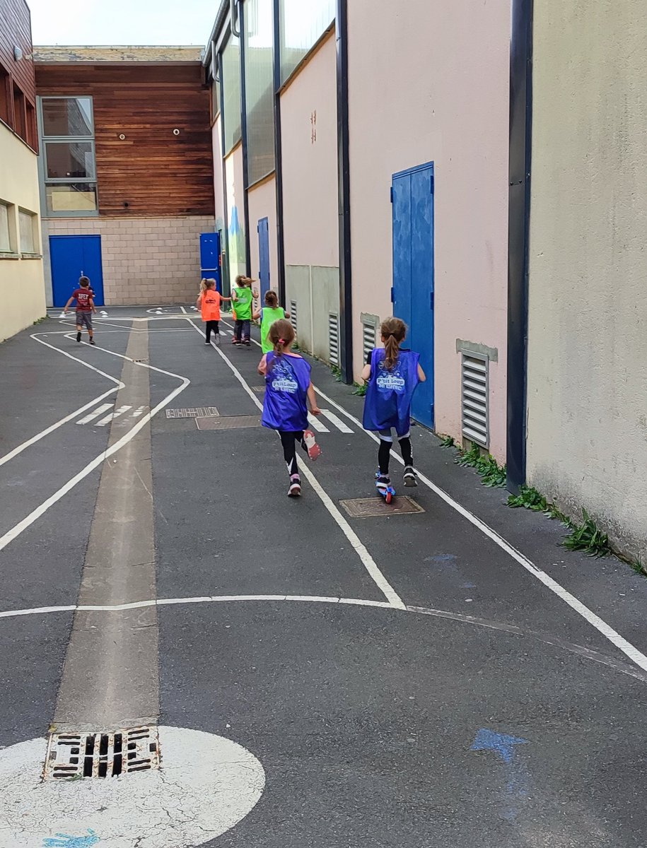 Usep50's tweet photo. Hier avait lieu la rencontre déplacements et jeux d'adresses pour 125 enfants du centre manche. 6 écoles participantes a cette journée de reprise des GS/CP/CE1 pour la saison 2023/24. Un plaisir sous le soleil d'octobre.
@UsepNormandie 
@dsden50 
@Ligue_Normandie https://t.co/bBIyVW5aEg