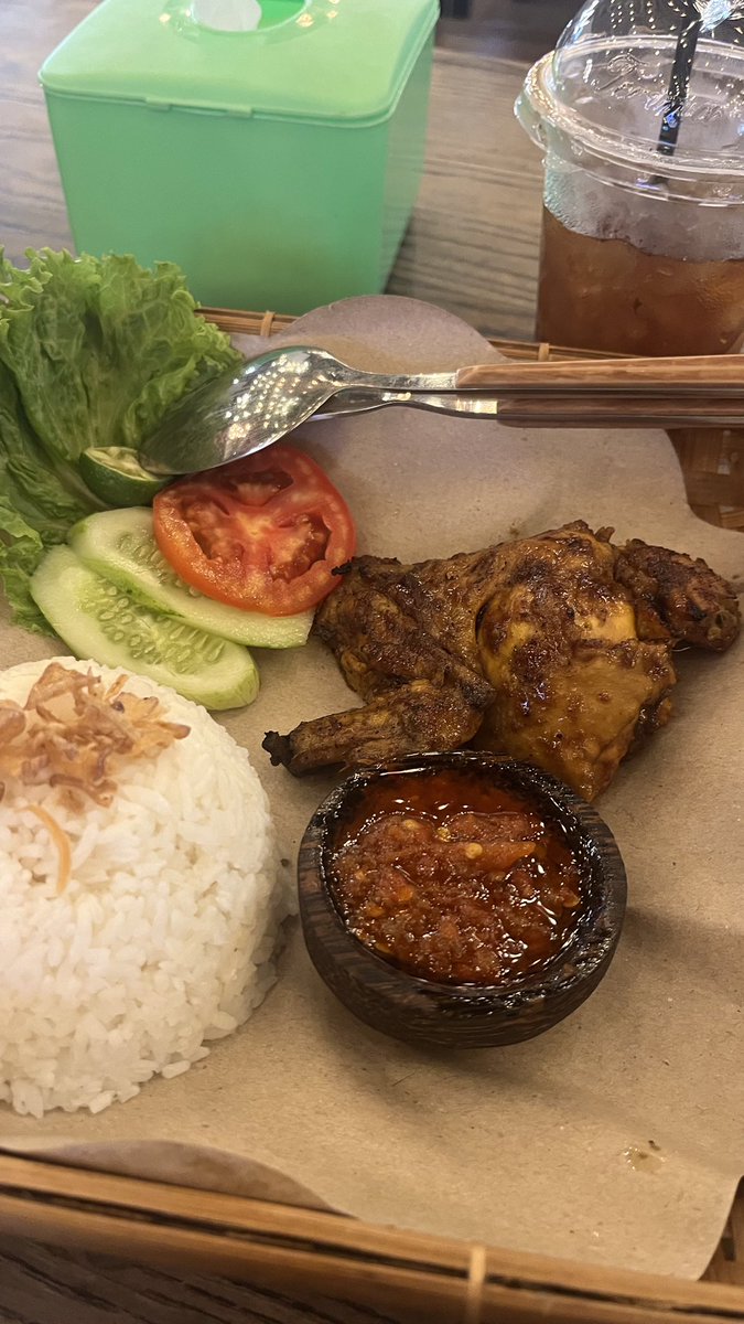 Ayhan__Cavus's tweet photo. Have you ever tried this delicious harmony of honey-marinated chicken, aromatic rice, and vibrant sambal? 

Ayam Bakar Madu from the heart of Indonesian cuisine! 🇮🇩🍗 

What's your favorite Indonesian dish that makes your taste buds dance? 🌶️🥢 #IndonesianCuisine #AyamBakarMadu https://t.co/k4KKFQP8t0