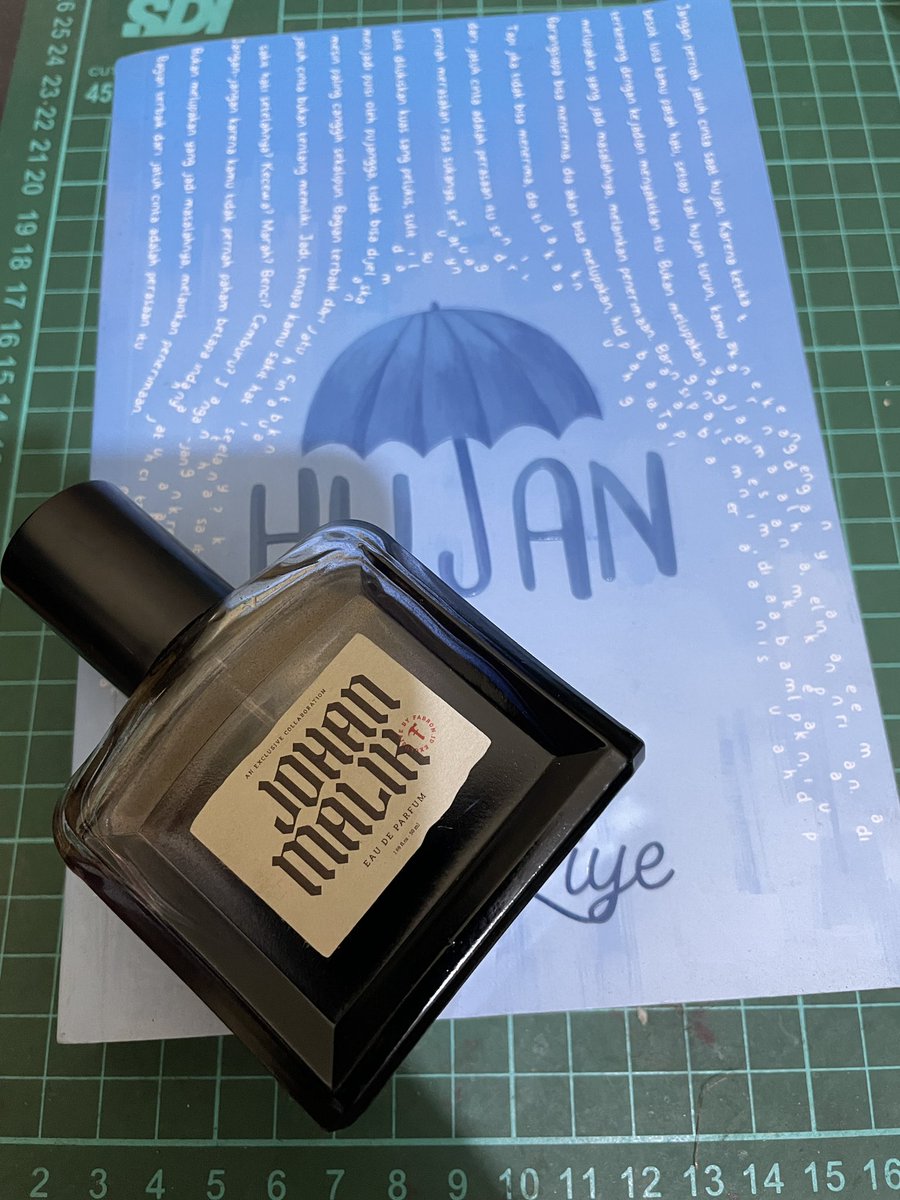 agstriia's tweet photo. Niatnya beli parfum ini biar kek cowok yg sesungguhnya (ngakkk), lah tapi malah dicengin bau engkong2,  wanginya enak padahal, wangi nya dominan tembakau, terus ada cengkeh2 nya, sampe akhir tembakaunya kenceng banget. Mungkin kurang cocok diruangan tertutup. https://t.co/p8UEhBC5qi