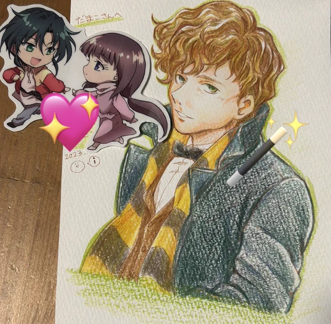 iさん( )に以前リクエスト受けていただいたニュートをまさかのアナログで描いて頂きました〜! すごい…!これは完全にエディのニュート…!!再現度が高くて素晴らしい上に色鉛筆塗りが素敵です。嬉しい〜 ガロティファのステッカーも可愛い〜!! ありがとうございます!宝物にします!