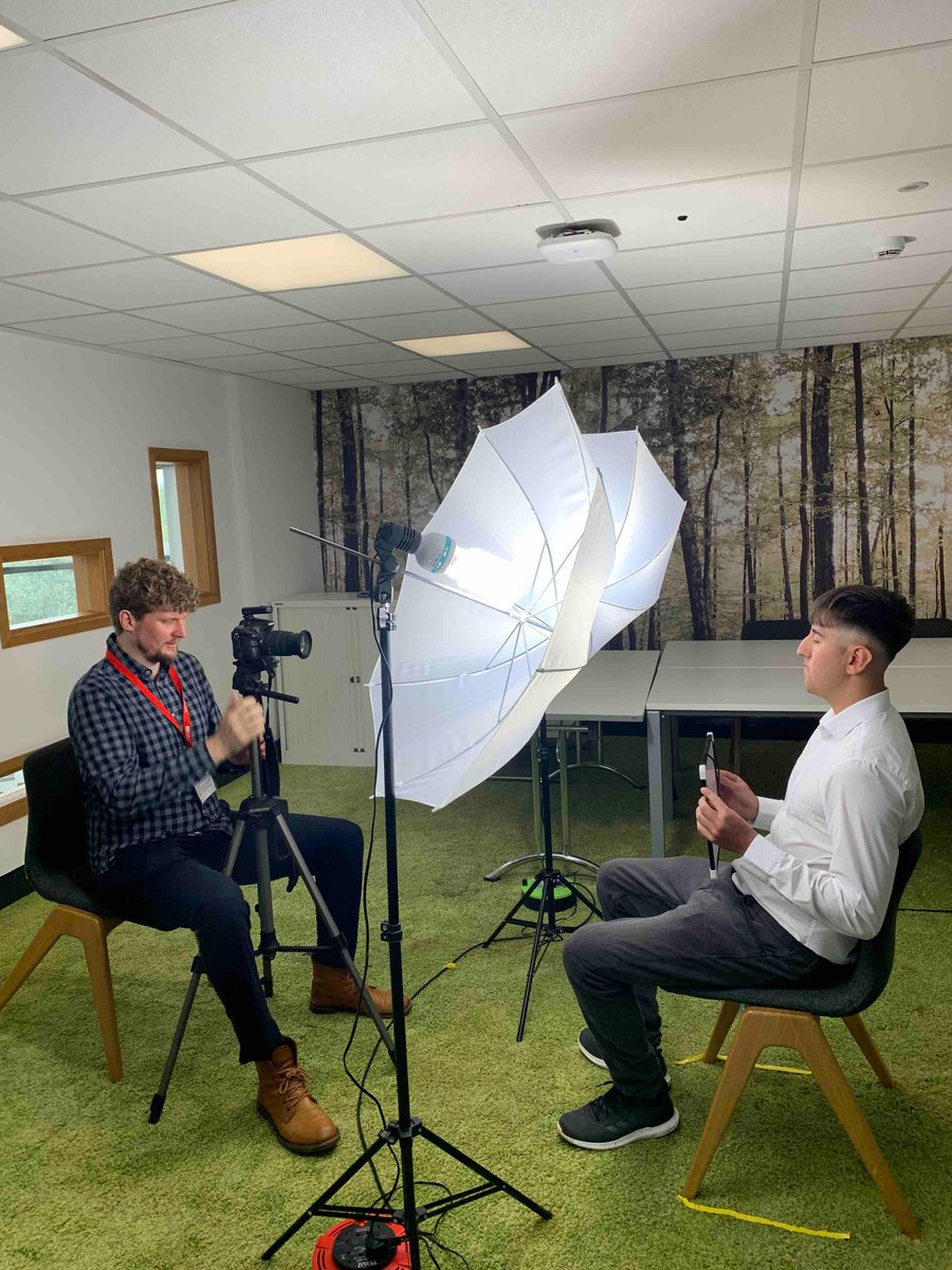 DerbyUni's tweet image. We’ve had a great day at the Derby Talent Fair, meeting industry experts, leading employers, graduate recruitment specialists and more. 👋

Over 50+ fantastic employers joined us in the Kedleston Road Atrium, showing our students what opportunities are available. 💻💼 

#GradJob