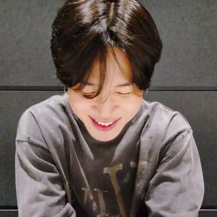 VGGUKMlN's tweet photo. Park Jimin sendo Park Jimin - a thrend de aniversário 🩶🎀 https://t.co/e4pjLHxhuW